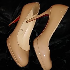 Classic *CHRISTIAN LOUBOUTIN* Nude heel sz 8